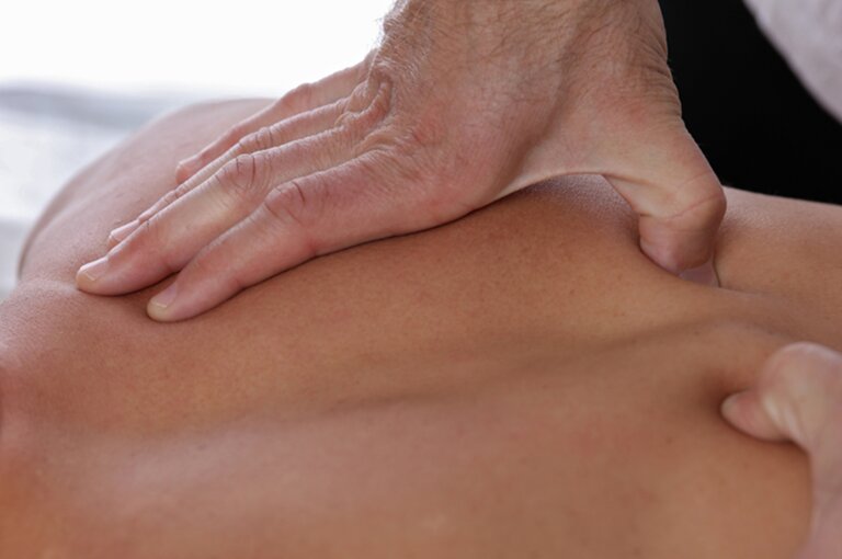 Massage bấm huyệt toàn thân đang là phương pháp hữu dụng hiện nay 