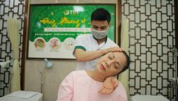 Nghệ sĩ Hương Dung và buổi thực hiện châm cứu, bấm huyệt tại Đông phương Y pháp