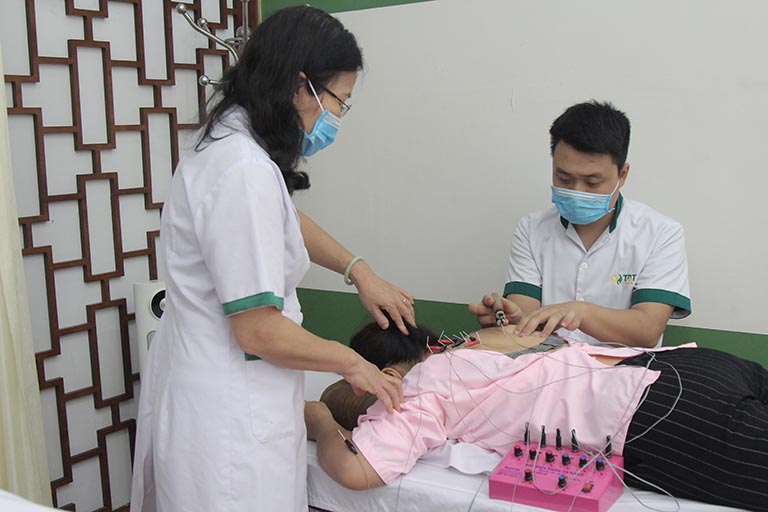 Châm cứu, bấm huyệt chữa đau vai gáy tại Đông phương Y pháp được rất nhiều bệnh nhân tin tưởng