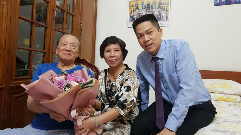 Bác sĩ Doãn Hồng Phương và Lương y Nguyễn Quang Hưng đến thăm GS Tài Thu nhân ngày Nhà giáo Việt Nam