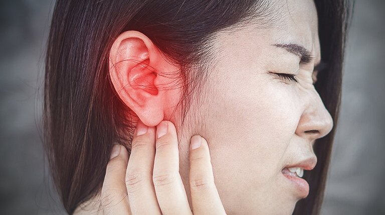 Viêm tai giữa gây đau đớn cho người bệnh.