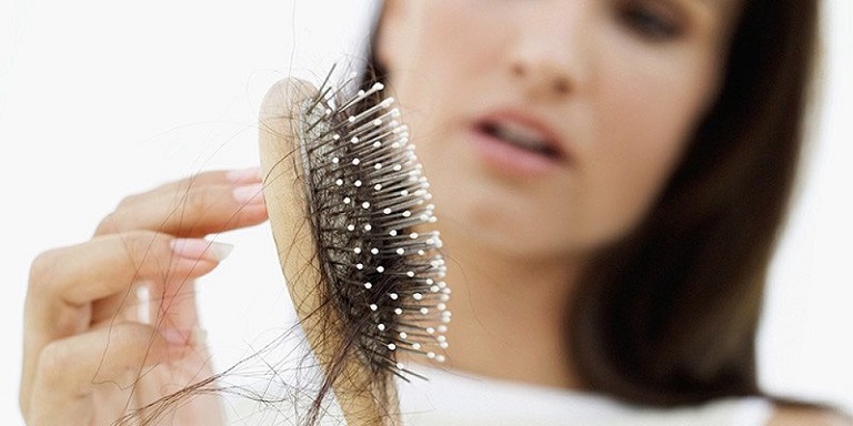 Lạm dụng các chất hóa học khi làm tóc, căng thẳng tâm lý, sợ hãi và trầm cảm cũng là những vấn đề gây rụng tóc ở nữ giới.