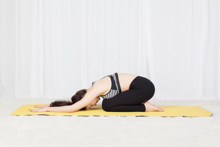 Bài tập yoga tư thế em bé giảm tình trạng mỏi vai gáy
