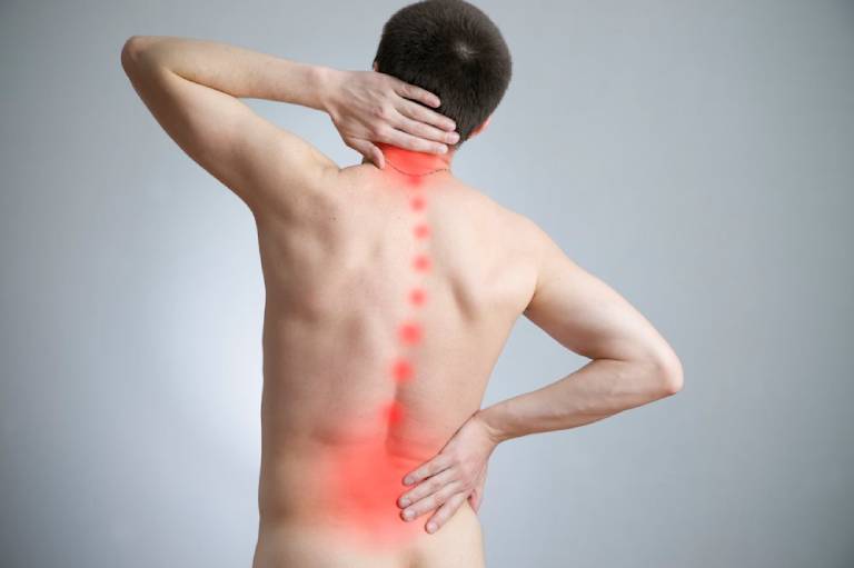 Tình trạng đau nhức xương sống lưng vốn thường gặp phải ở người cao tuổi, tuy nhiên hiện nay đang ngày càng có xu hướng trẻ hóa.