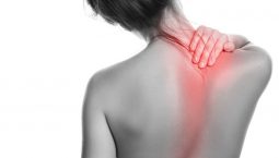 Đau vai gáy có thể kèm theo triệu chứng đau lưng