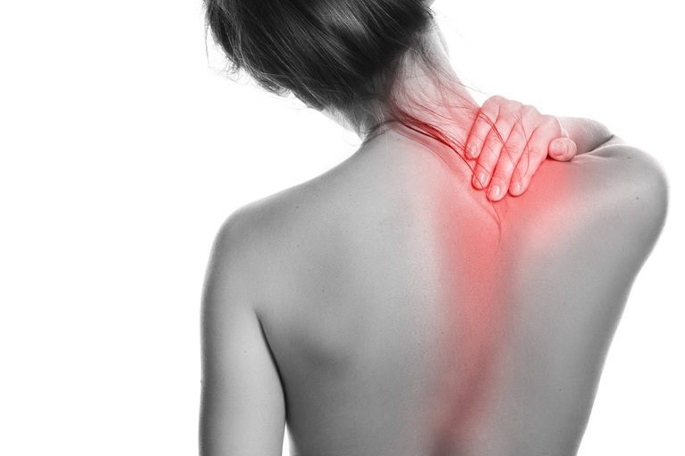 Đau vai gáy có thể kèm theo triệu chứng đau lưng