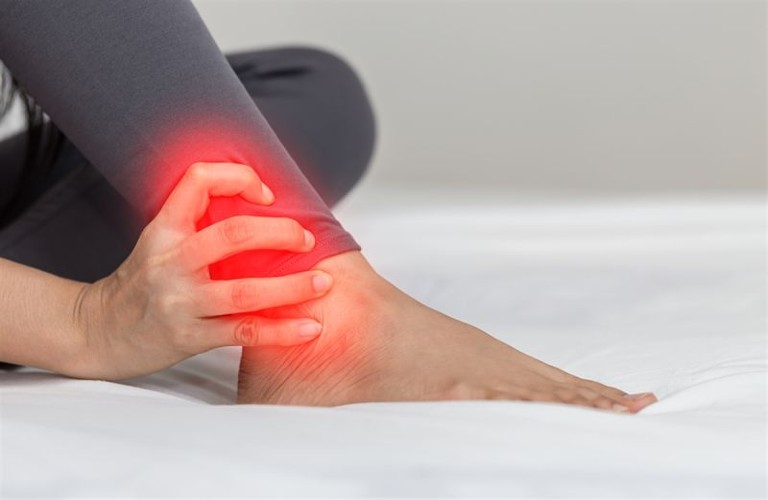 Thoát vị đĩa đệm gây tê chân: Triệu chứng và cách chữa trị