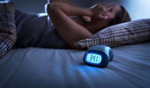Dùng thiết bị điện tử nhiều sẽ khiến bạn khó ngủ