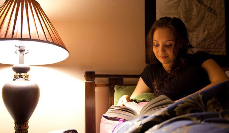 Thư giãn đầu óc với các hoạt đọng yêu thích trước giờ đi ngủ giúp chúng ta dễ ngủ và ngủ sâu hơn