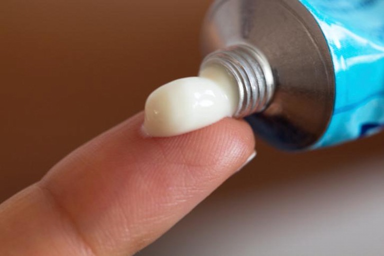 Các loại thuốc dạng kem bôi hoặc gel bôi ngoài da có tác dụng hỗ trợ giảm nhanh triệu chứng đau nhức