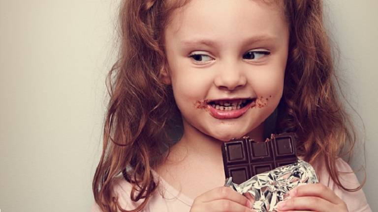 Trẻ em thường xuyên ăn socola rất dễ sâu răng