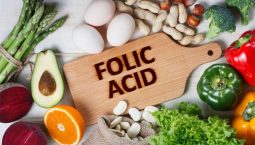 Acid folic có tác dụng giảm triệu chứng đau đầu dó đó người bệnh nên ăn hàng ngày