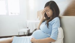 Có nhiều nguyên nhân gây đau đầu khi mang thai 3 tháng cuối