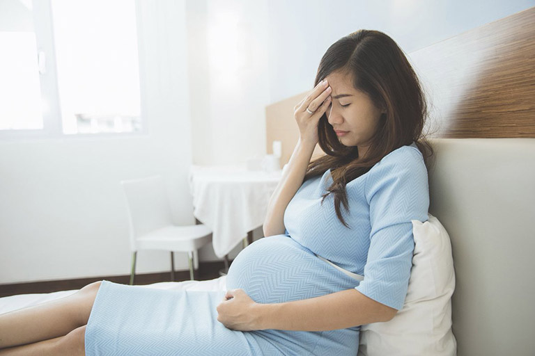Có nhiều nguyên nhân gây đau đầu khi mang thai 3 tháng cuối