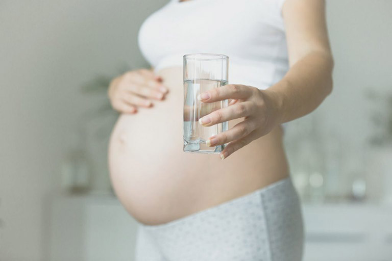 Trong giai đoạn mang thai, chị em nên uống nhiều nước