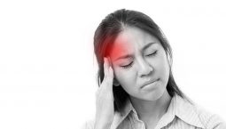 Căng thẳng. stress kéo dài có thể là nguyên nhân trực tiếp dẫn đến đau nửa đầu bên phải