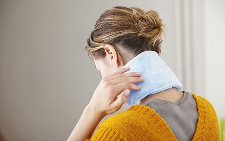 Chườm ấm giúp giảm triệu chứng đau nhức vai gáy ngay tại nhà