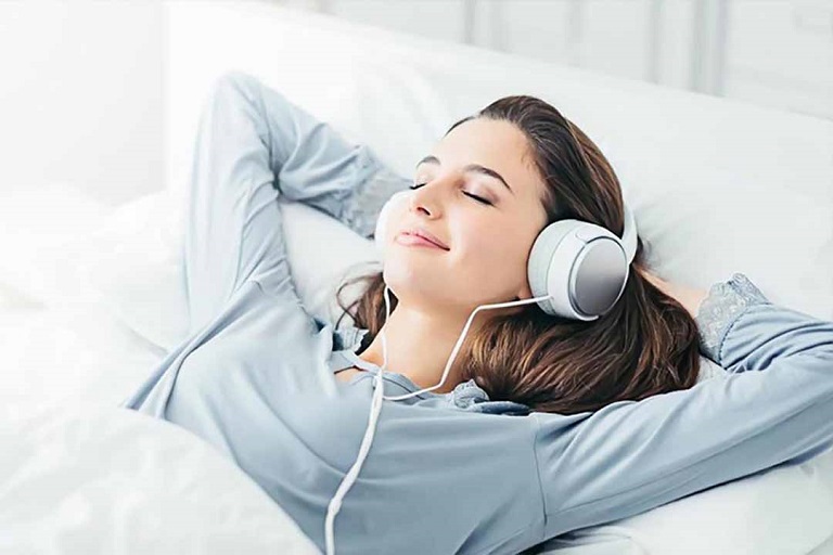 Nghe nhạc giúp cơ thể được thư giãn và dễ đi vào giấc ngủ hơn, ngủ ngon hơn
