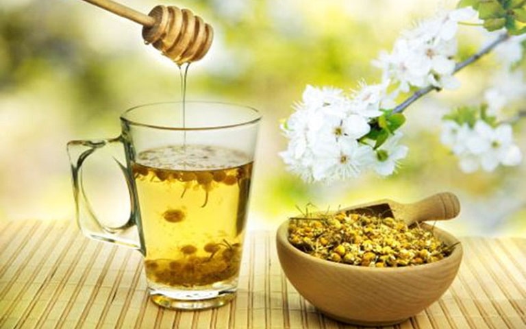 Người dùng có thể sử dụng thêm mật ong để tăng hương vị khi uống trà hoa cúc trị mất ngủ