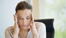 Xoa bóp thường xuyên là cách trị đau đầu tại nhà rất hiệu quả