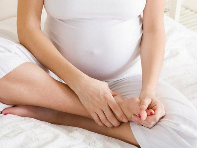 Mẹ bầu rất dễ gặp phải tình trạng chuột rút hoặc căng cơ chân vào ban đêm
