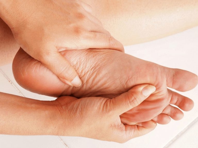 Xoa bóp chân cho người già thường xuyên sẽ mang lại hiệu quả giảm đau nhanh chóng