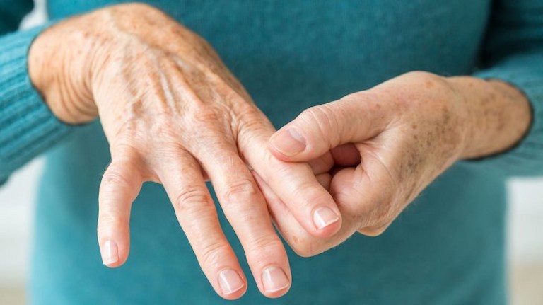 Cần kết hợp cách xoa bóp chân và tay cho người già thường xuyên để có hiệu quả tốt hơn