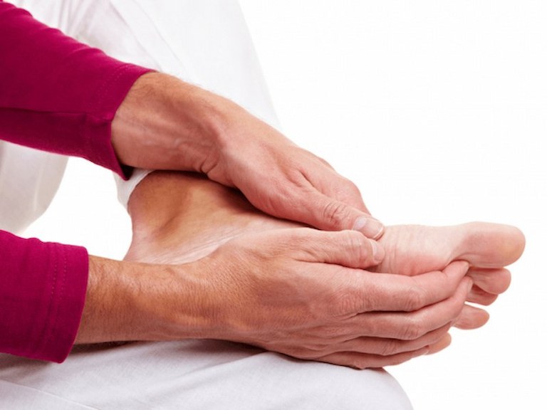 Người già rất dễ bị tê nhức, đau mỏi chân tay