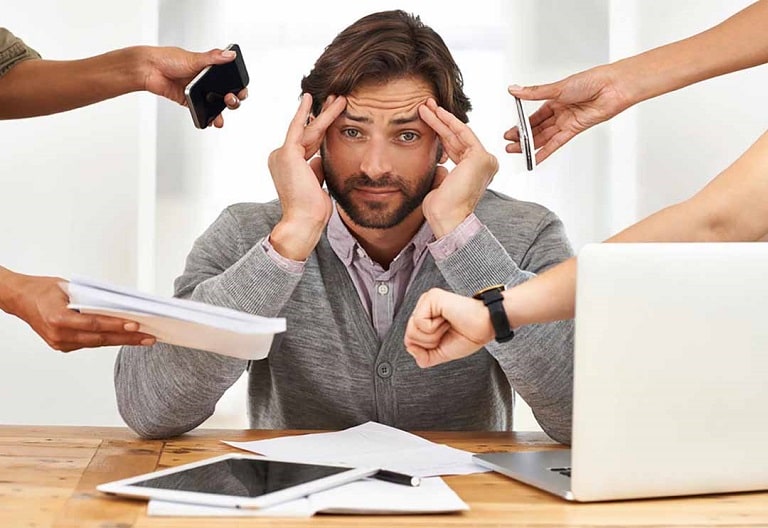 Áp lực công việc là một trong các nguyên nhân gây đau đầu 