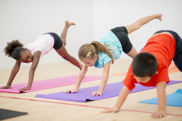 Cho trẻ tập yoga giảm cơn đau đầu