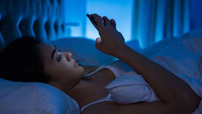 Sử dụng điện thoại quá khuya đang dần phá hủy não bộ và sức khỏe của bạn