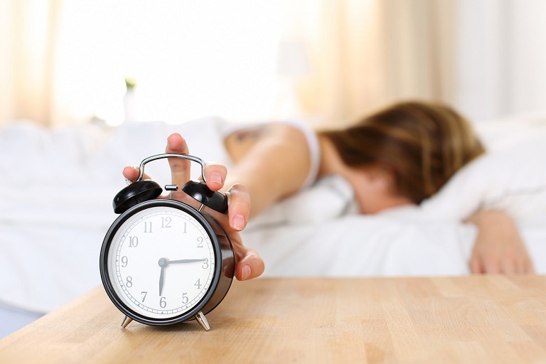 Ngủ nhiều gây đau đầu khó chịu sau khi ngủ dậy vào buổi trưa