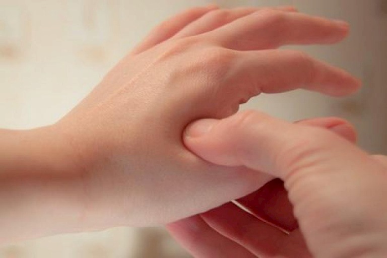 Kết hợp xoa bóp và bấm huyệt giúp giảm đau nhức cổ tay hiệu quả