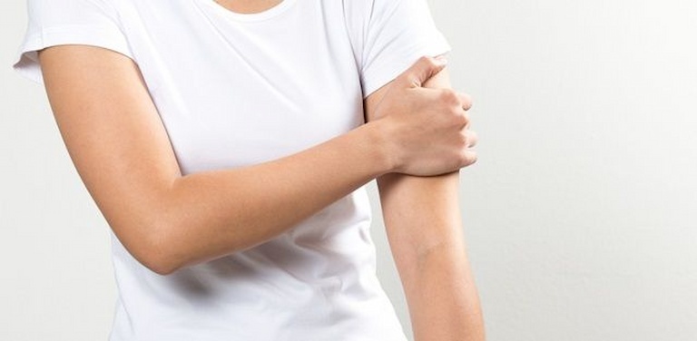 Xoa bóp cánh tay thường xuyên sẽ giảm triệu chứng đau nhức hiệu quả