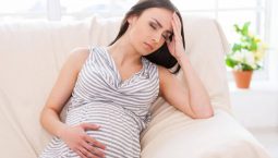 Rất nhiều bà bầu bị đau đầu khi mang thai, nhất là trong 3 tháng đầu
