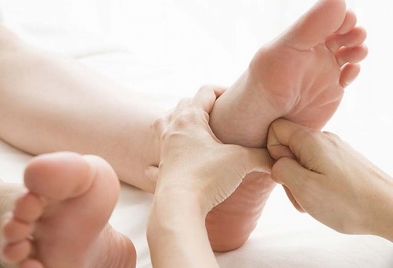 Có thể giảm triệu chứng bệnh dạ dày bằng cách bấm huyệt ở lòng bàn chân
