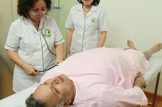 Bác sĩ Doãn Hồng Phương đang thực hiện phương pháp chữa bệnh không dùng thuốc cho bệnh nhân