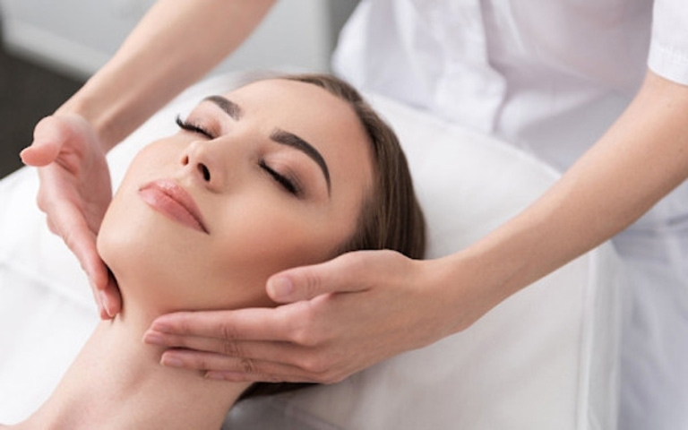 Cách massage liệt dây thần kinh số 7: Tác động vùng cằm