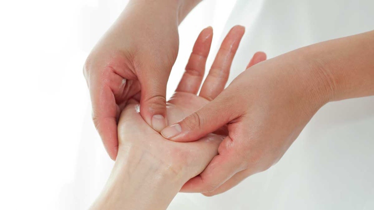 Bấm các huyệt trên bàn tay đều có tác dụng điều trị một số bệnh lý nhất định.