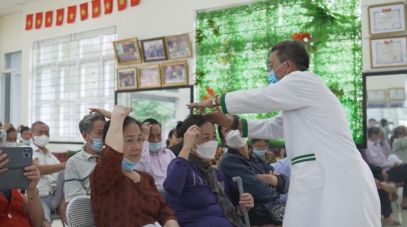 Bác sĩ Lê Hữu Tuấn chứng minh tầm quan trọng của phương pháp bấm huyệt