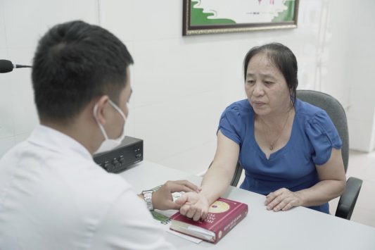 Cô Nhẫn được bác sĩ thăm khám bằng Y học cổ truyền và chụp X.Quang