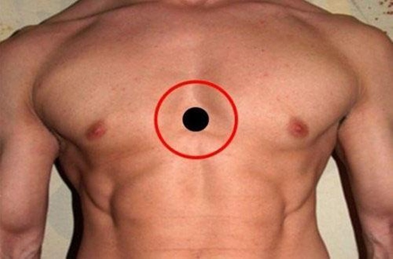  Huyệt Đản Trung nằm ở trung điểm đường thẳng qua 2 đầu ngực của đàn ông