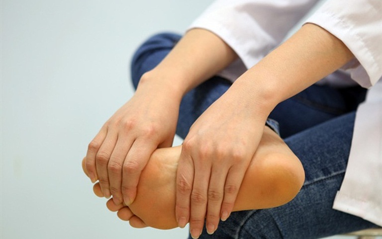 Tê bì chân tay có thể do nhiều nguyên nhân khác nhau như chấn thương, đau thần kinh tọa…