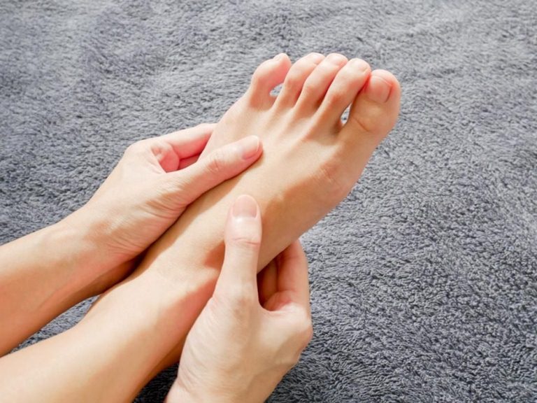 Bấm huyệt chữa tê chân được thực hiện tại các huyệt ở chân