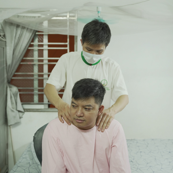 Anh Nguyễn Văn Thành - Chàng trai khuyết tật thoát khỏi đau mỏi vai gáy, đau lưng