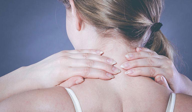 Tác động vào huyệt vị này đúng kỹ thuật góp phần làm giảm các cơn đau nhức vùng cổ, gáy