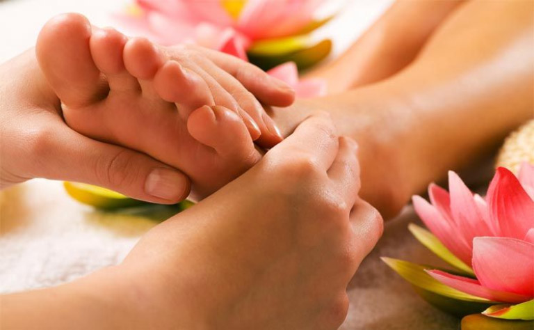 Massage chân đúng kỹ thuật góp phần tiêu khí lạnh, giảm đau chi dưới hiệu quả