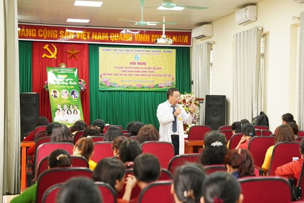 Bác sĩ Lê Hữu Tuấn chia sẻ kiến thức cho bà con về mô hình chữa bệnh không dùng thuốc