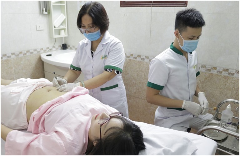 Các bác sĩ tại Trung tâm ứng dụng Đông Phương Y Pháp Hà Nội đang thực hiện cấy chỉ giảm béo