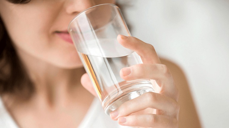 Uống nhiều nước giúp giảm mỡ bụng hiệu quả